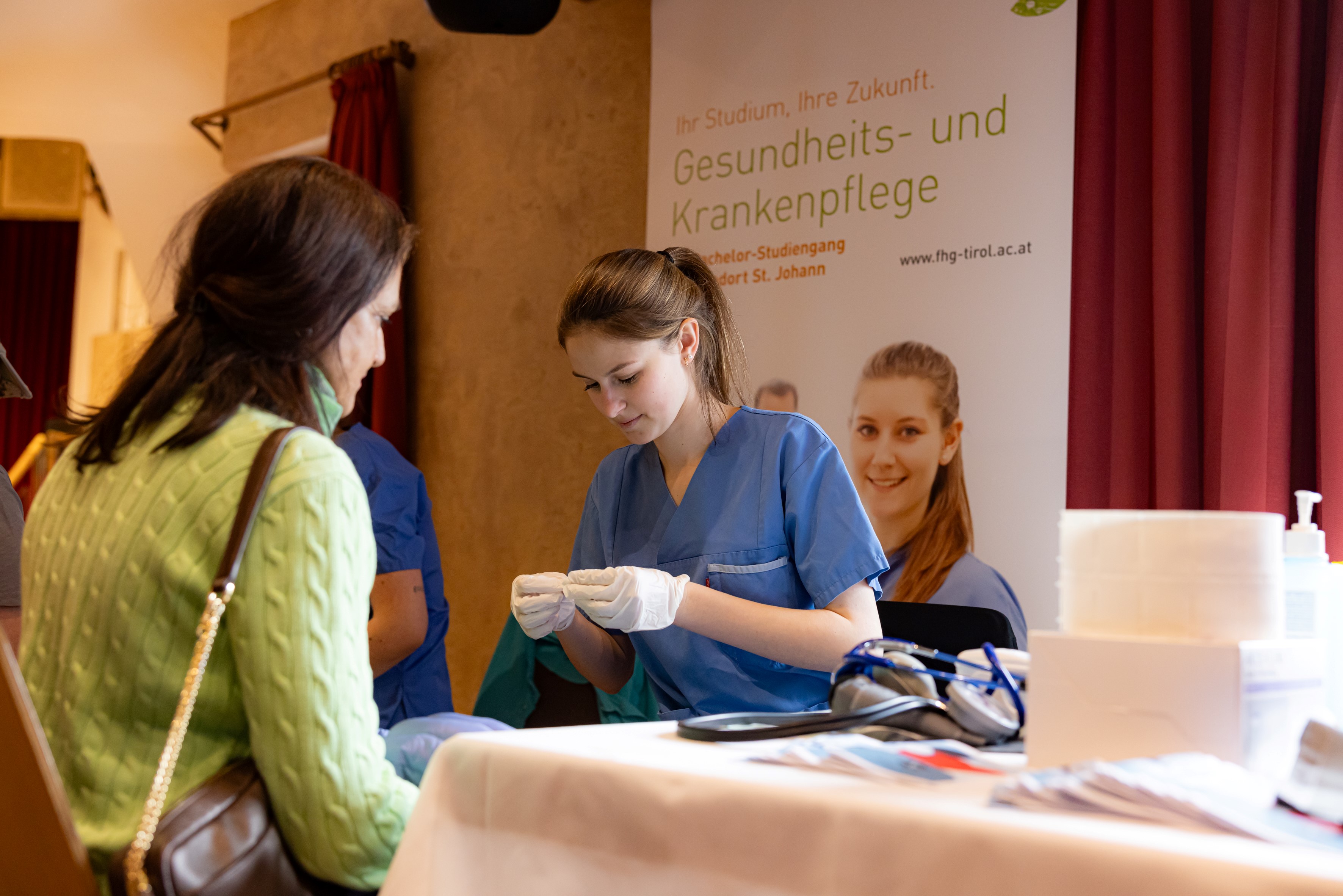 Großer Andrang bei den Vitalchecks durch die Gesundheits- und Krankenpflegeschule Medicubus.